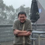 Un uomo fuori mentre nevica sente dei brividi