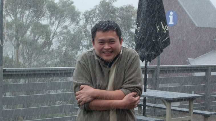 Un uomo fuori mentre nevica sente dei brividi