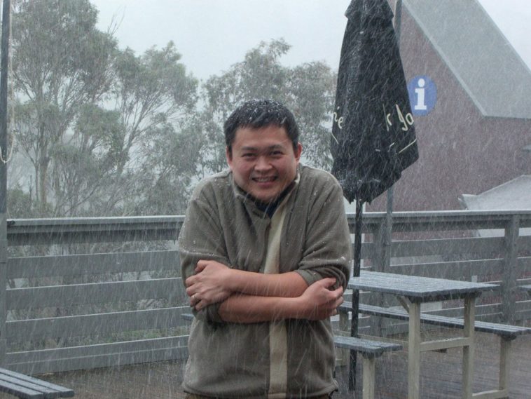 Un uomo fuori mentre nevica sente dei brividi