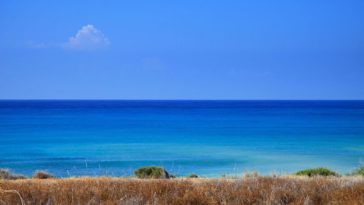 Panorama con mare blu e cielo azzuro