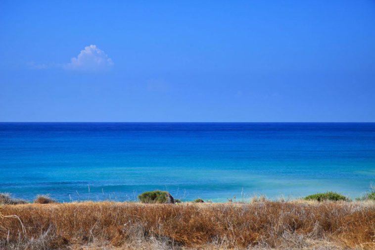 Panorama con mare blu e cielo azzuro