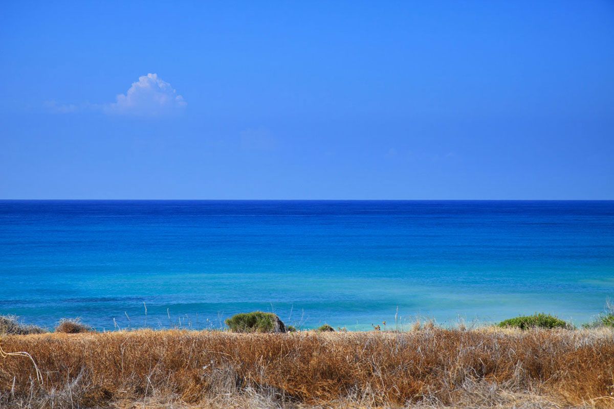 Panorama con mare blu e cielo azzuro