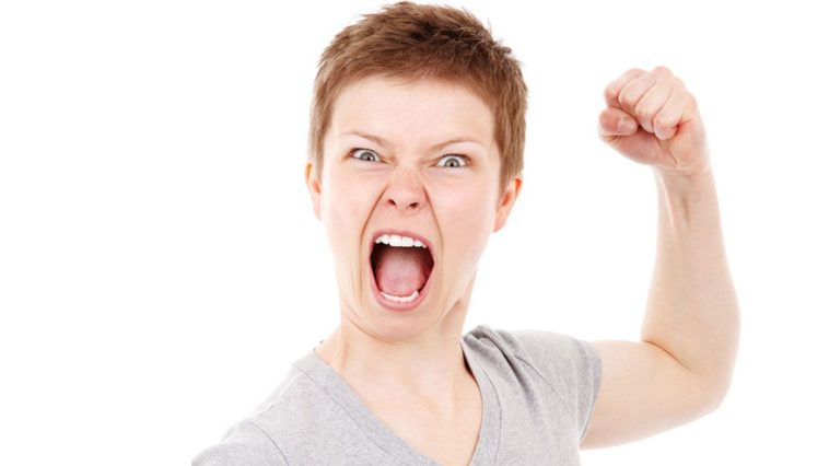 Donna arrabbiata dice parolacce