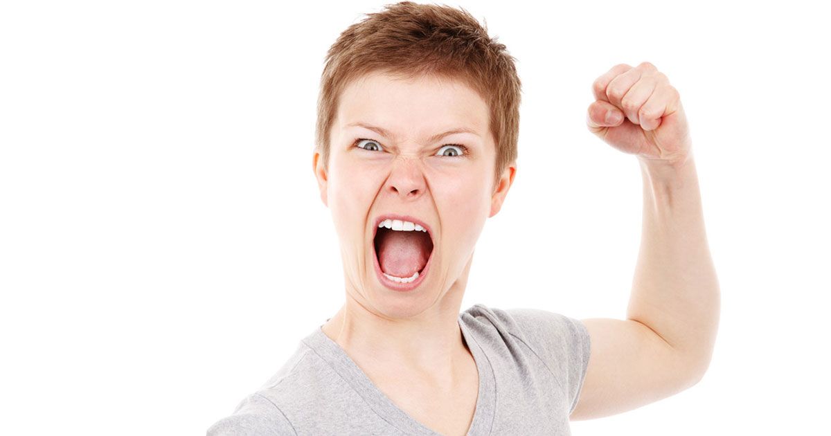 Donna arrabbiata dice parolacce