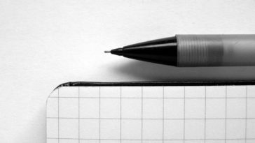 Matita vicino un foglio a quadri