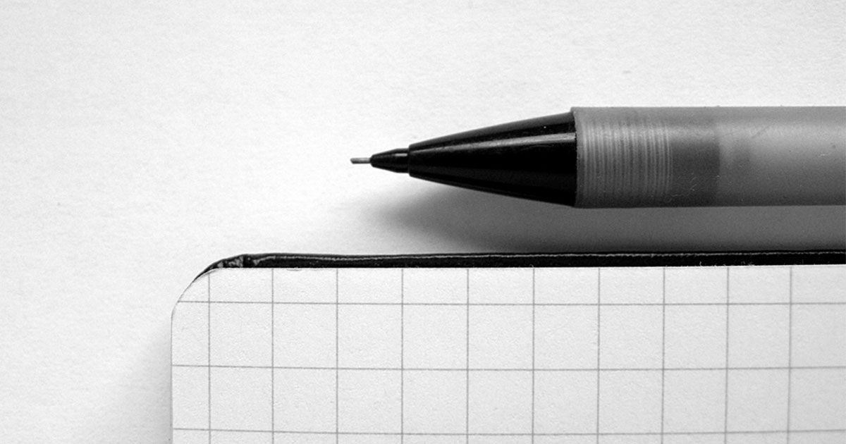 Matita vicino un foglio a quadri