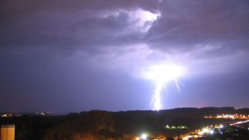 Foto di un temporale di notte. Fulmine e successivo tuono