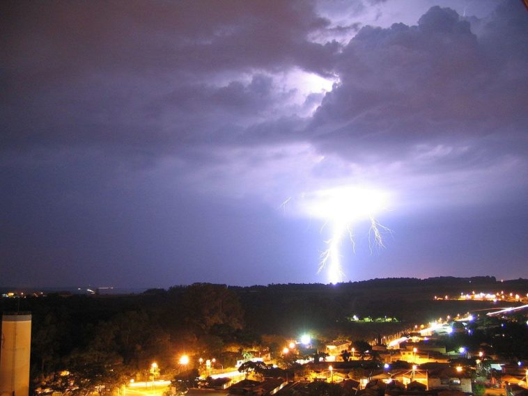Foto di un temporale di notte. Fulmine e successivo tuono