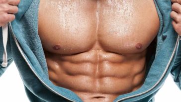 Uomo muscoloso con giacca aperta fa vedere pettorali e capezzoli