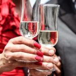 Uomo e donna fanno un brindisi: cin cin!