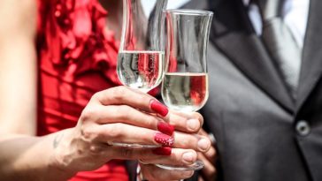 Uomo e donna fanno un brindisi: cin cin!