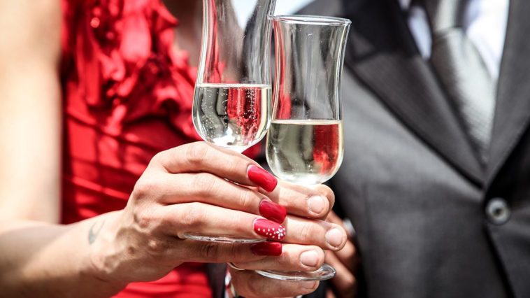 Uomo e donna fanno un brindisi: cin cin!