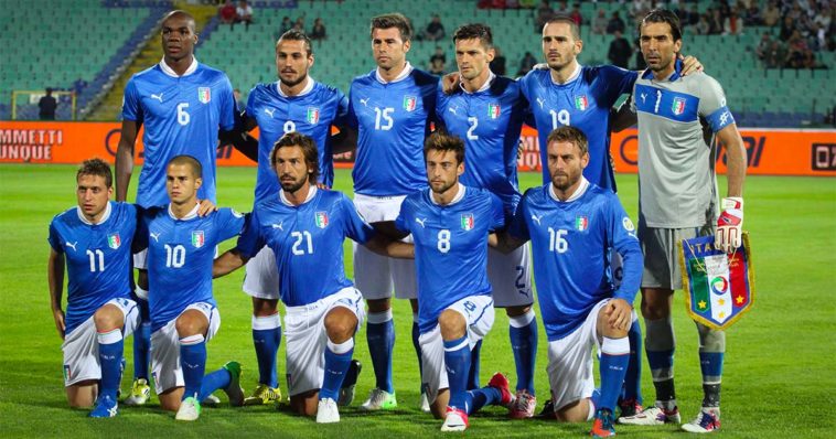 Foto della nazionale italiana di calcio in maglia azzurra