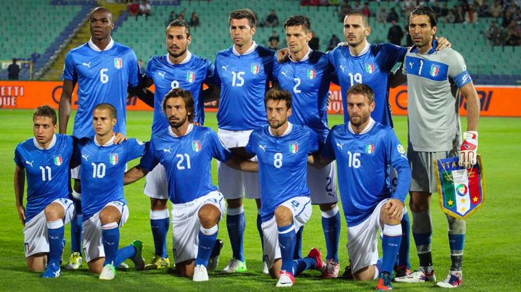 Foto della nazionale italiana di calcio in maglia azzurra