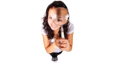 Ragazza con lente d'ingrandimento