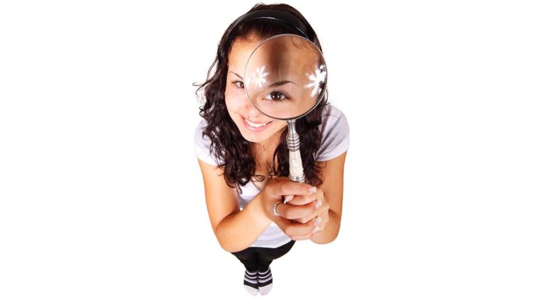 Ragazza con lente d'ingrandimento