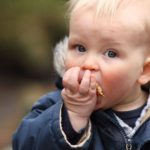 Bambino mangia cibo caduto per terra entro cinque secondi