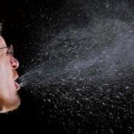 Uomo che starnutisce.