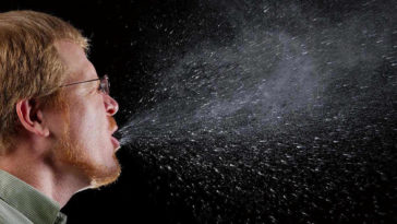 Uomo che starnutisce.