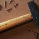 Un martello e dei chiodi