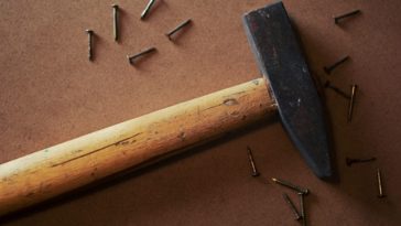 Un martello e dei chiodi