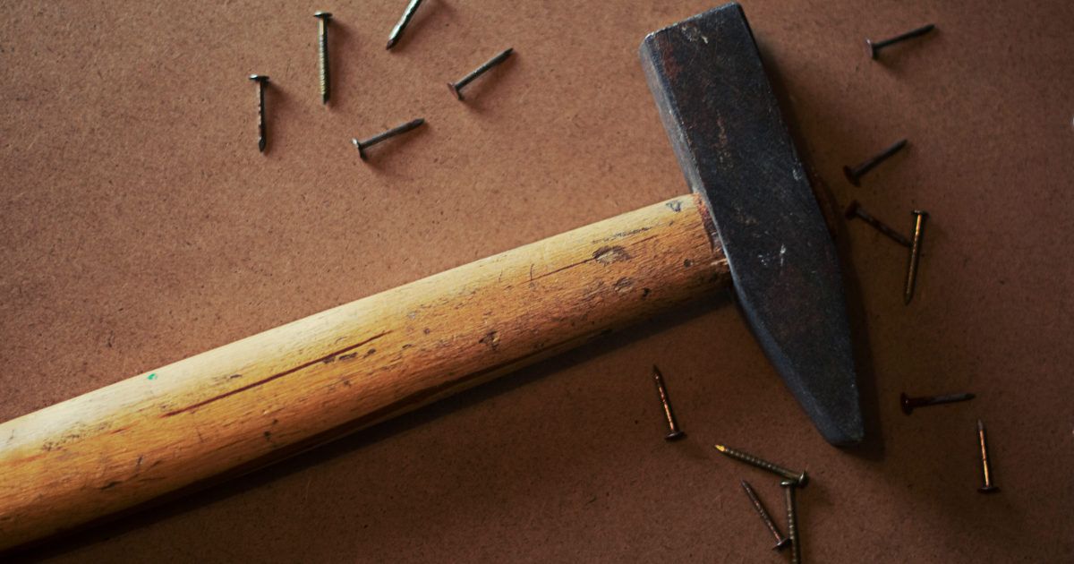 Un martello e dei chiodi