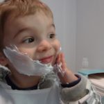 Un bimbo alle prese con la rasatura