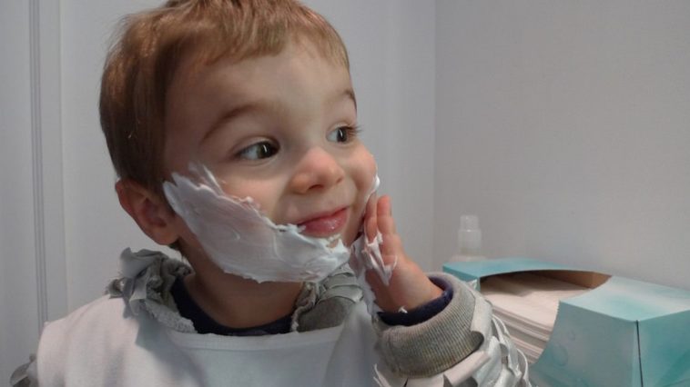 Un bimbo alle prese con la rasatura