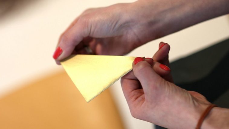 Mani piegano Carta