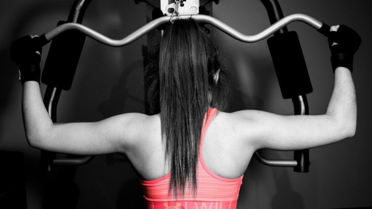 Ragazza sollevamento pesi