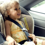Una bambina in automobile: spesso i più piccoli soffrono di mal d'auto