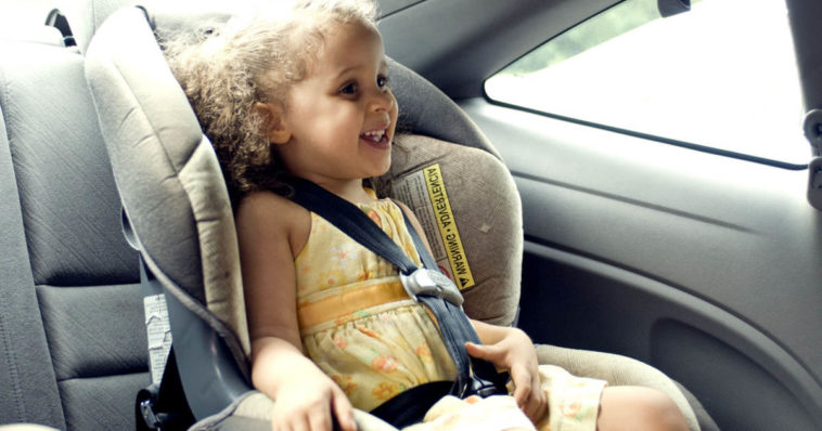 Una bambina in automobile: spesso i più piccoli soffrono di mal d'auto