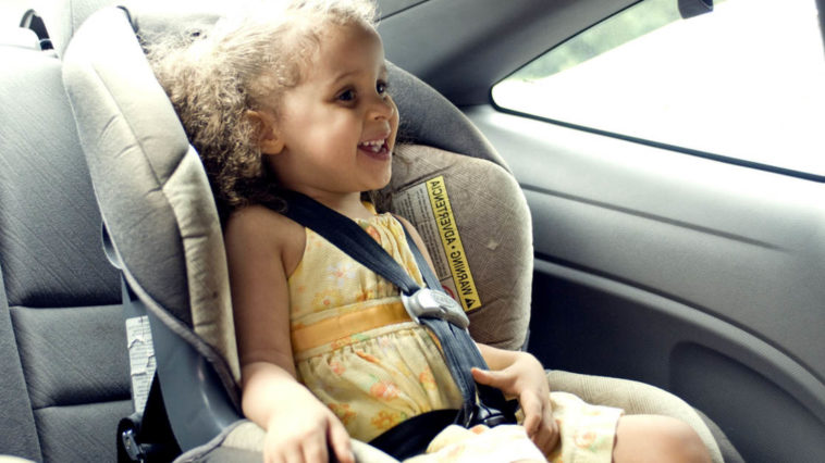 Una bambina in automobile: spesso i più piccoli soffrono di mal d'auto