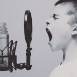 Un bambino che canta.