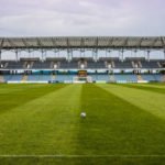 Un campo da calcio con le strisce orizzontali