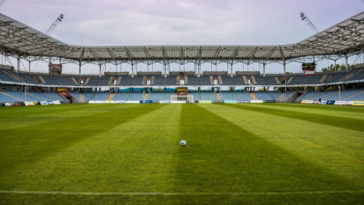 Un campo da calcio con le strisce orizzontali