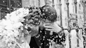 Coppia di sposi durante il lancio del riso alla fine del matrimonio