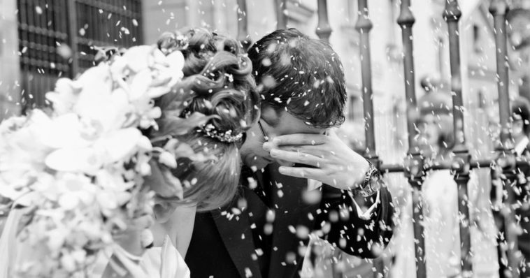 Coppia di sposi durante il lancio del riso alla fine del matrimonio