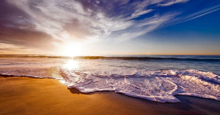 Foto del mare al tramonto.