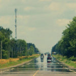 Foto del miraggio dell'asfalto bagnato, spesso succede d'estate, con il caldo.