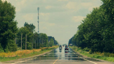 Foto del miraggio dell'asfalto bagnato, spesso succede d'estate, con il caldo.