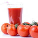 Un bicchiere di succo di pomodoro.