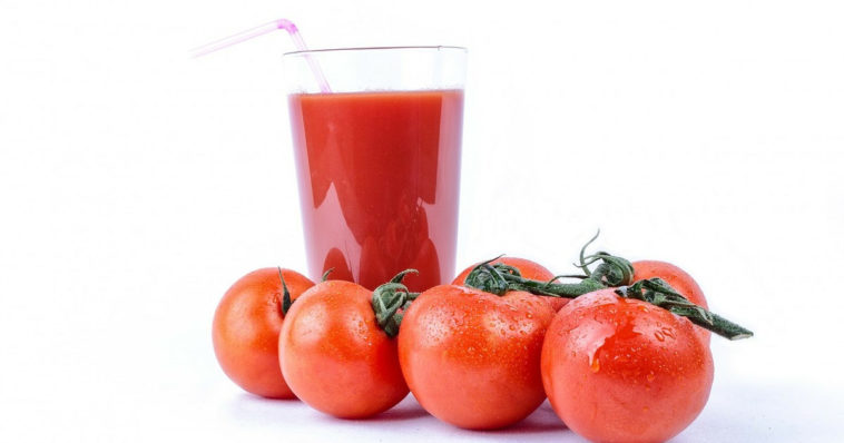 Un bicchiere di succo di pomodoro.