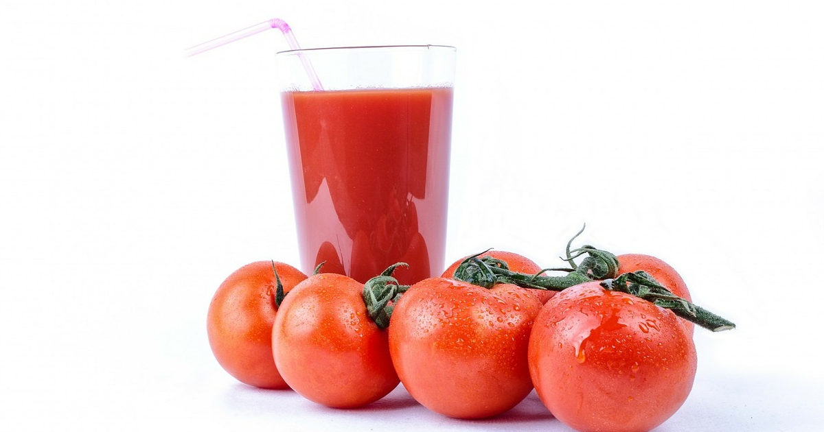 Un bicchiere di succo di pomodoro.