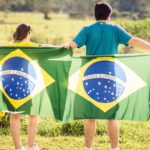 Ragazzi con bandiera del Brasile, parlano portoghese