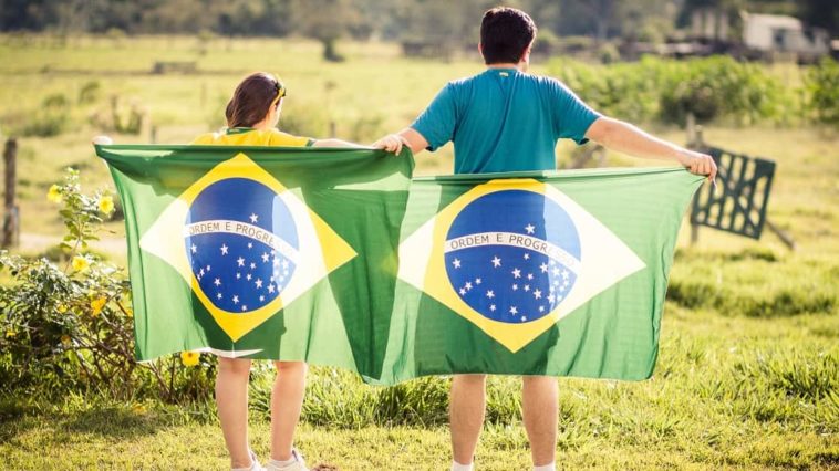 Ragazzi con bandiera del Brasile, parlano portoghese