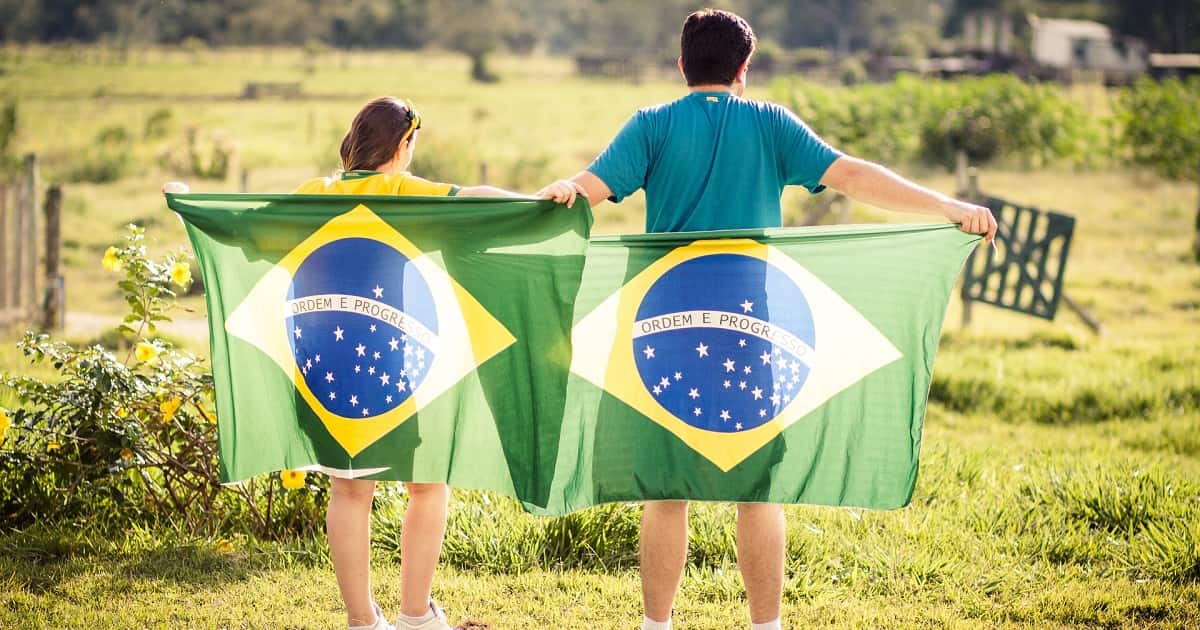 Ragazzi con bandiera del Brasile, parlano portoghese