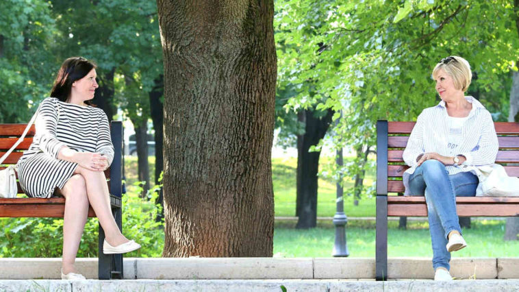 Due signore al parco parlano ma un silenzio troppo lungo creerebbe imbarazzo