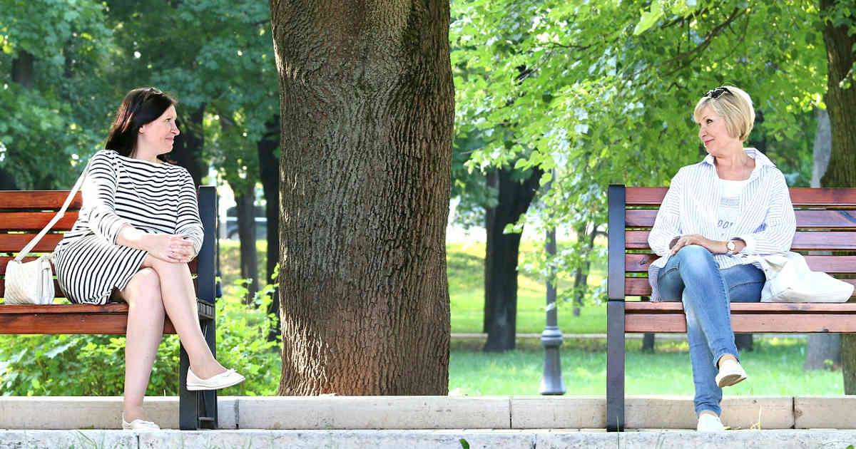 Due signore al parco parlano ma un silenzio troppo lungo creerebbe imbarazzo