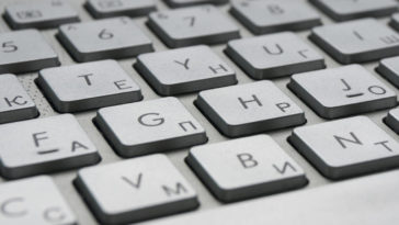 Sulla tastiera bianca la f e la j hanno una piccola riga o un trattino in rilievo